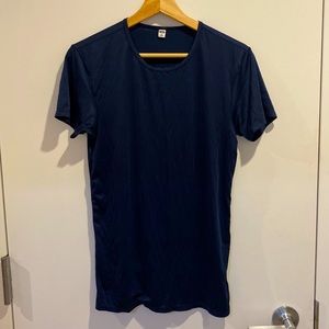 Uniqlo AIRism men’s navy short sleeved crew neck tee shirt
